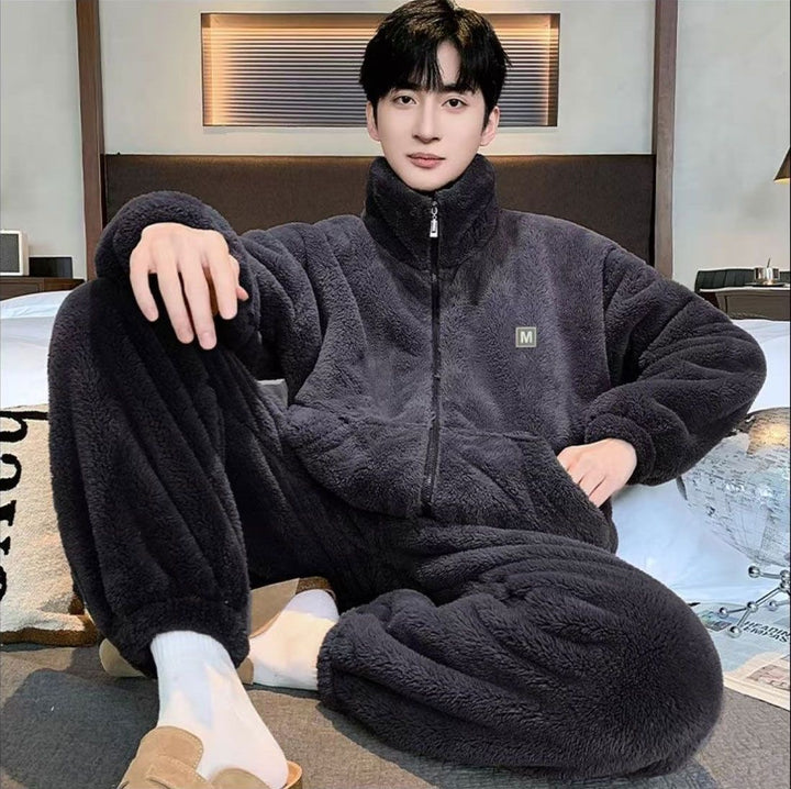 Warmer men's pajamas made of coral fleece