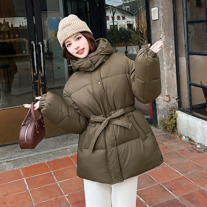 Loose, padded women's coat with waist definition