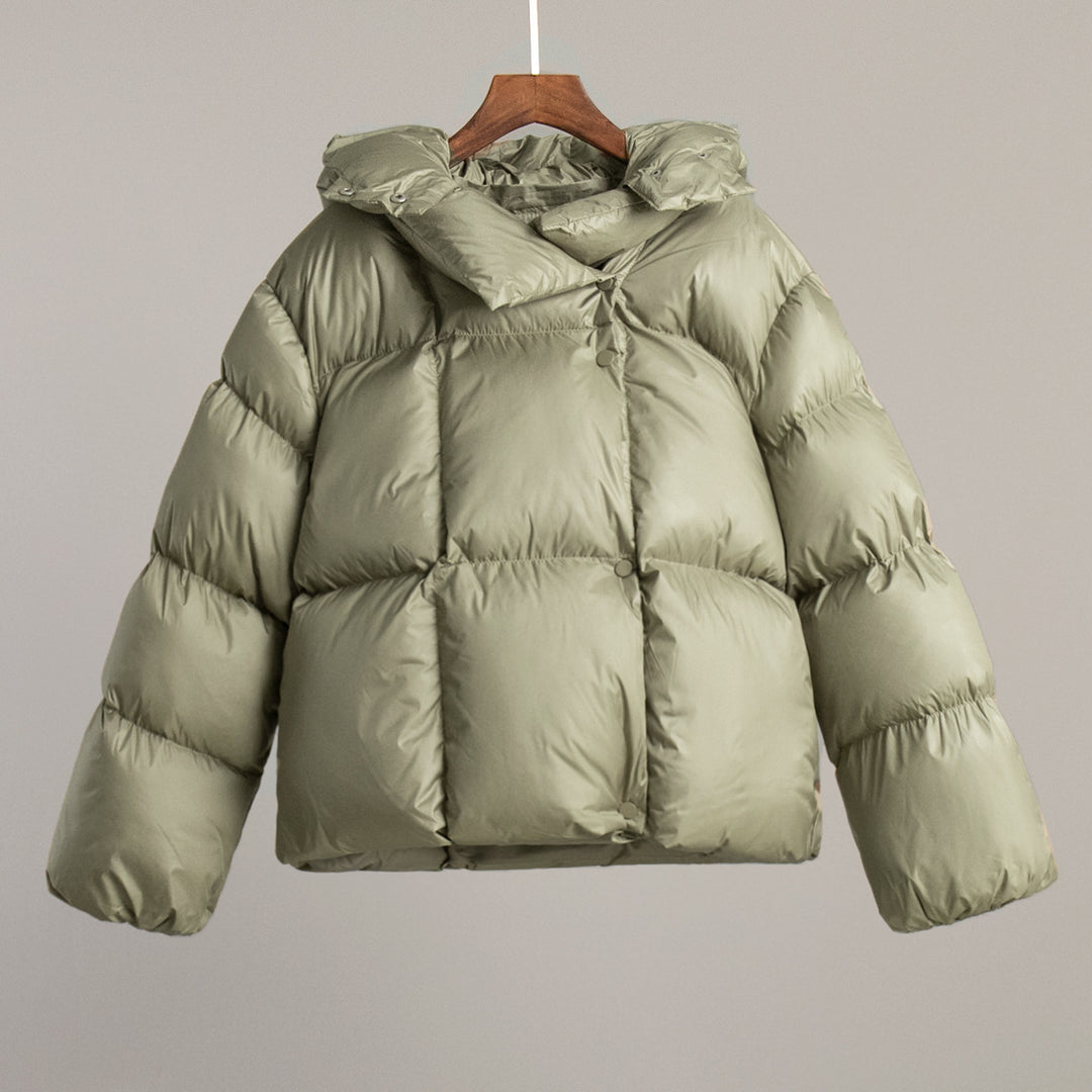 Short women's padded jacket in streetwear style with hood