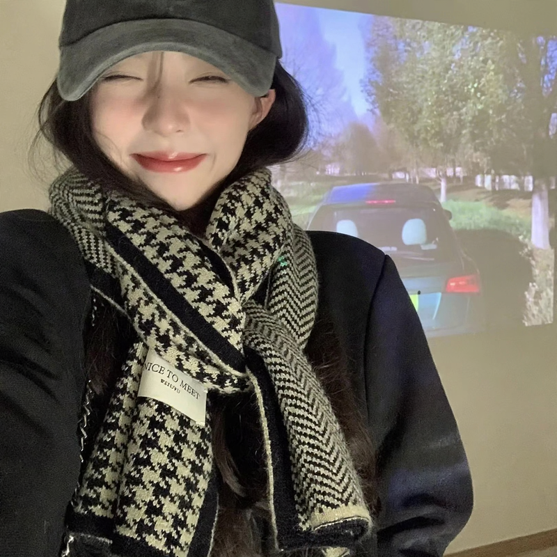 Double-sided scarf with houndstooth pattern, 165x23cm