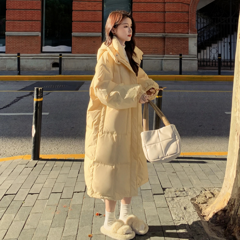Mid-length, lined women's coat, knee-length