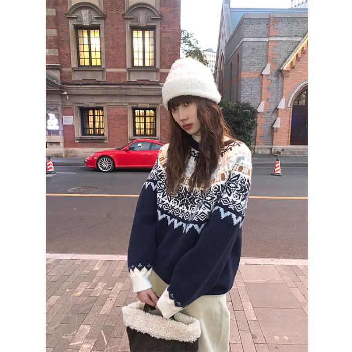 Women's knitted pullover with Fair Isle pattern and snowflakes