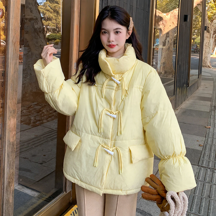 Short women's padded jacket in oversized look with toggle buttons