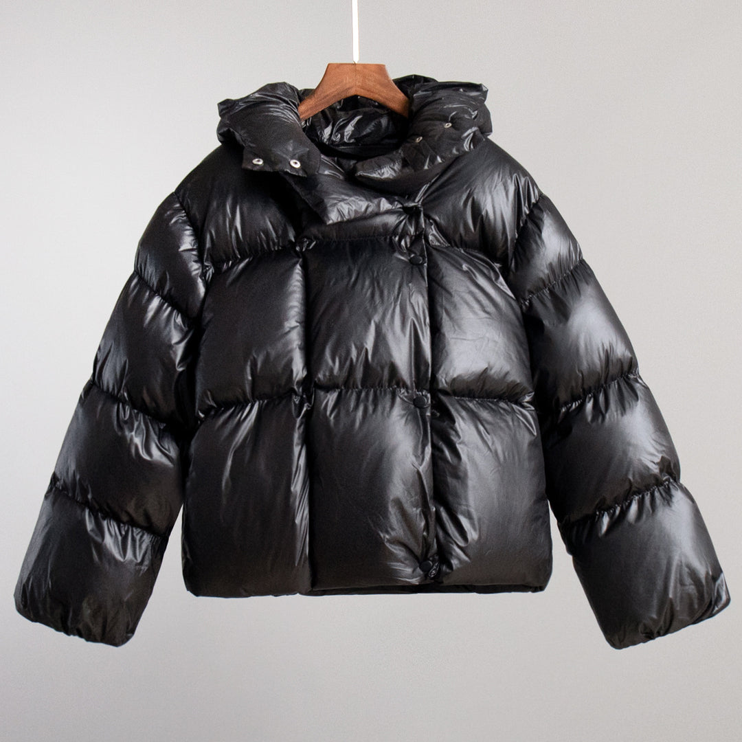 Short women's padded jacket in streetwear style with hood