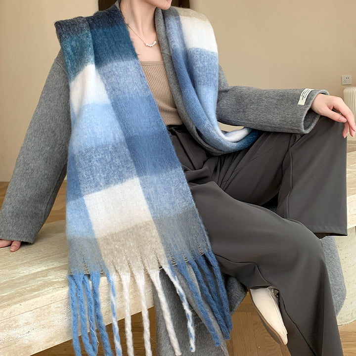 Padded scarf with check pattern and fringes