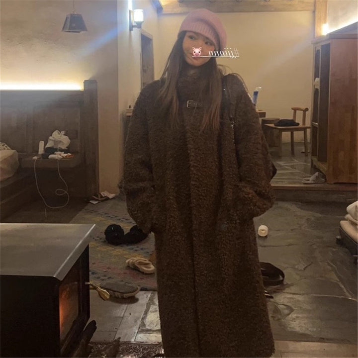 Long women's coat made of lamb fleece imitation with stand-up collar