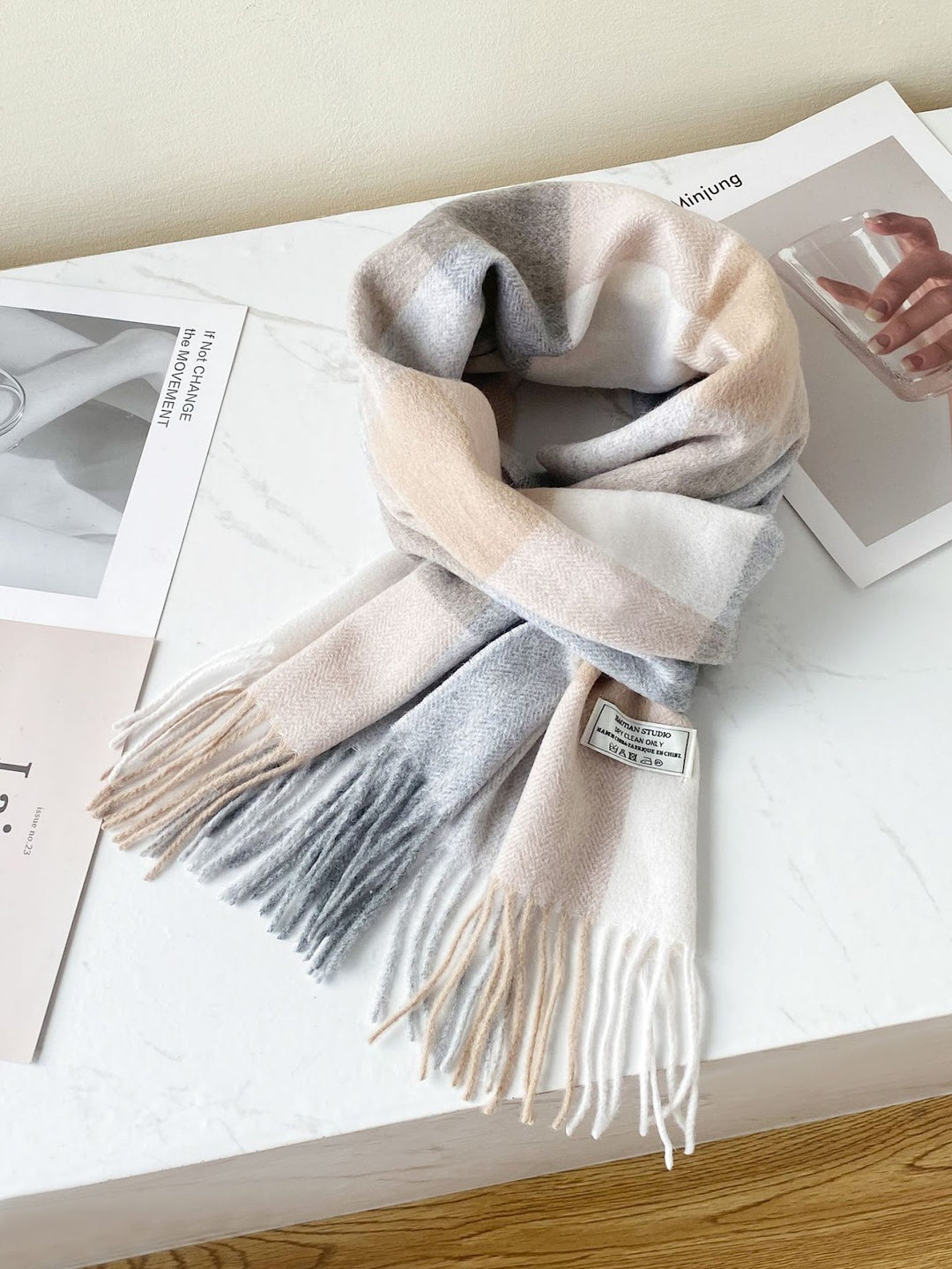 Checkered wool scarf with fringes, 188x30 cm