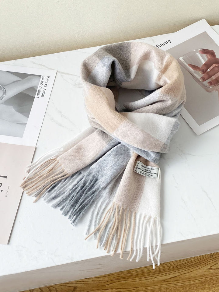 Checkered wool scarf with fringes, 188x30 cm
