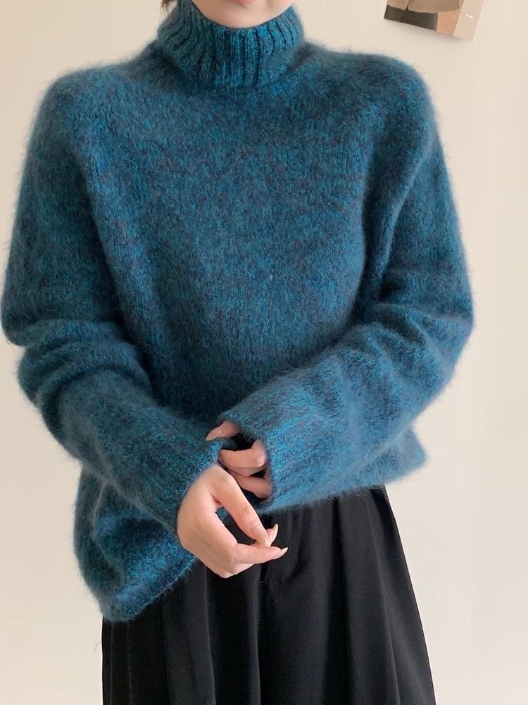 Women's turtleneck sweater made of 100% sheep wool, loose