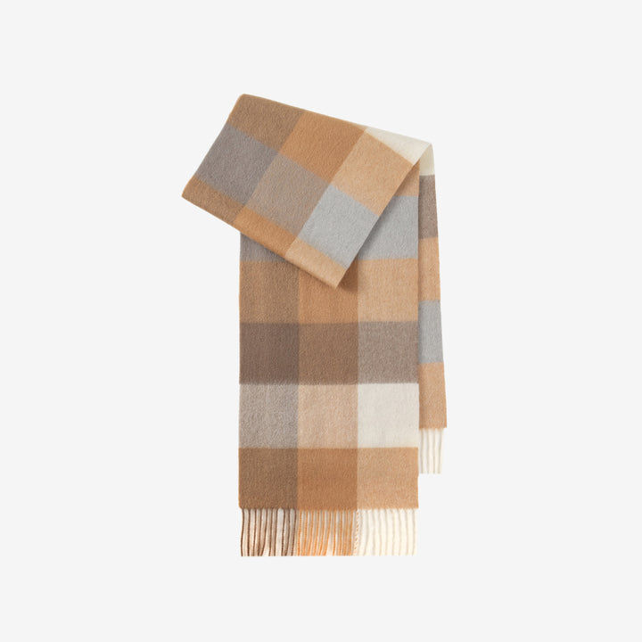 Classic scarf made of 100% wool with fringes