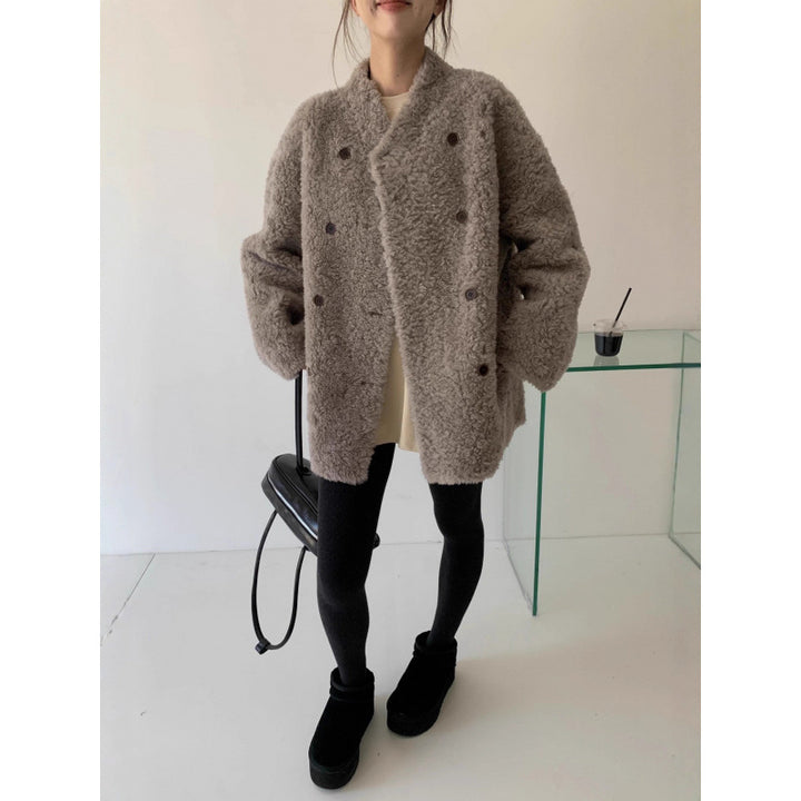 Mid-length coat made of 100% virgin wool with double-breasted closure