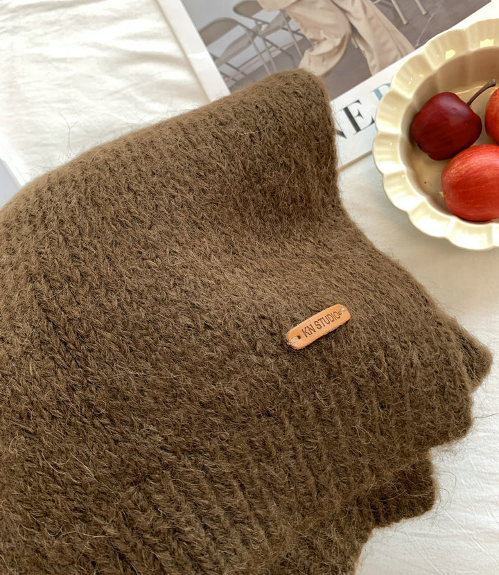Soft scarf with alpaca wool content and leather label