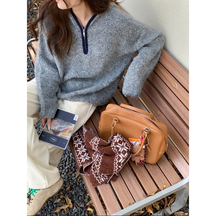 Casual sweater with zipper and fleece look
