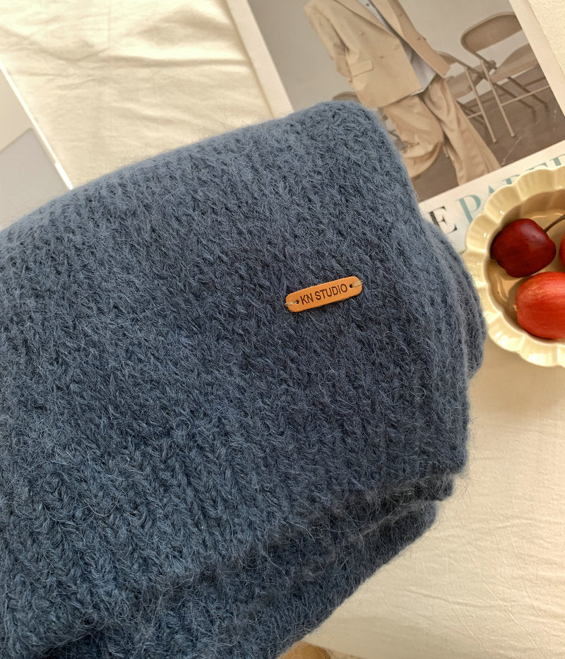 Soft scarf with alpaca wool content and leather label