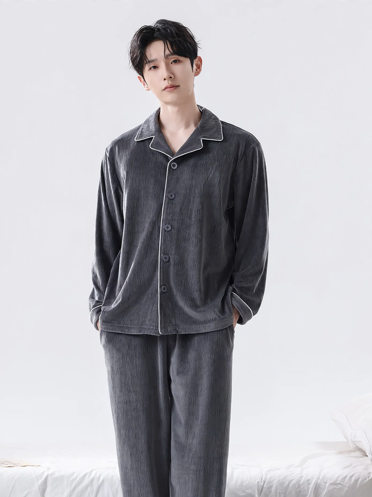 Warmer men's pajamas made of coral fleece
