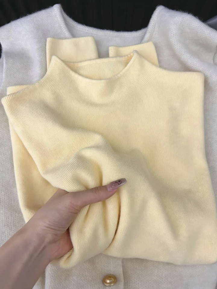 Elegant women's knit sweater with half collar