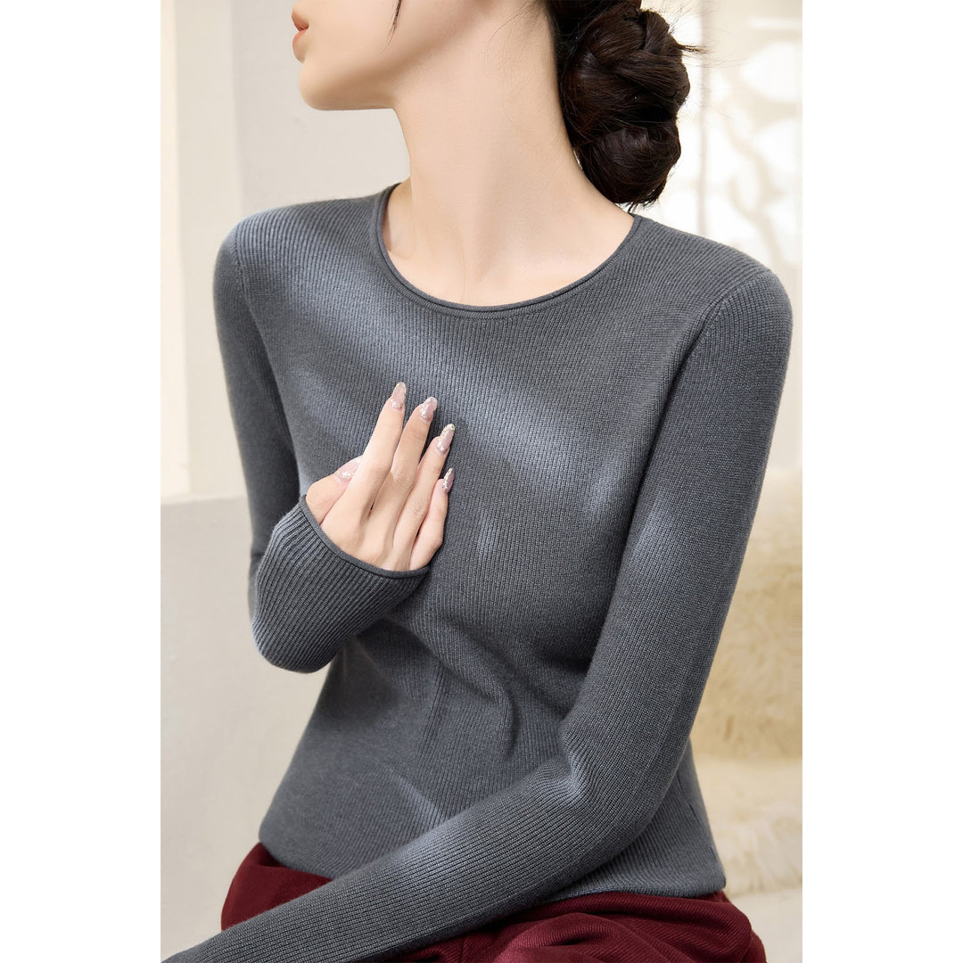 Slim fit knitted sweater with round neck