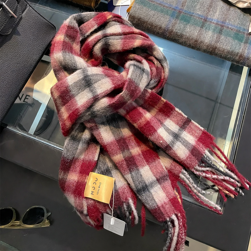 Classic wool scarf with check pattern