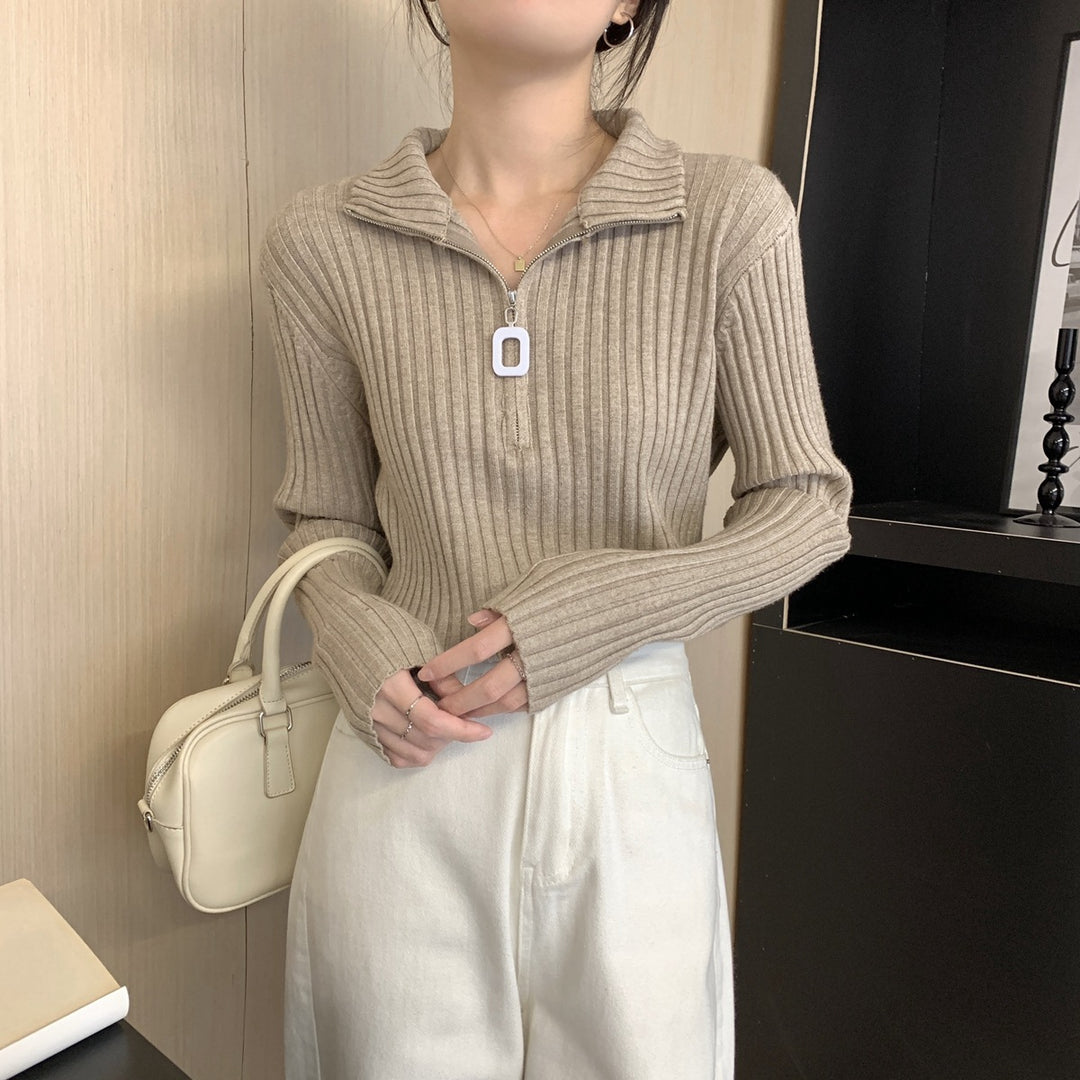 Women's knitted pullover with zipper and ribbed structure