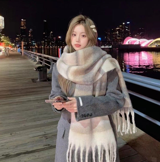 Warmer winter scarf with check pattern