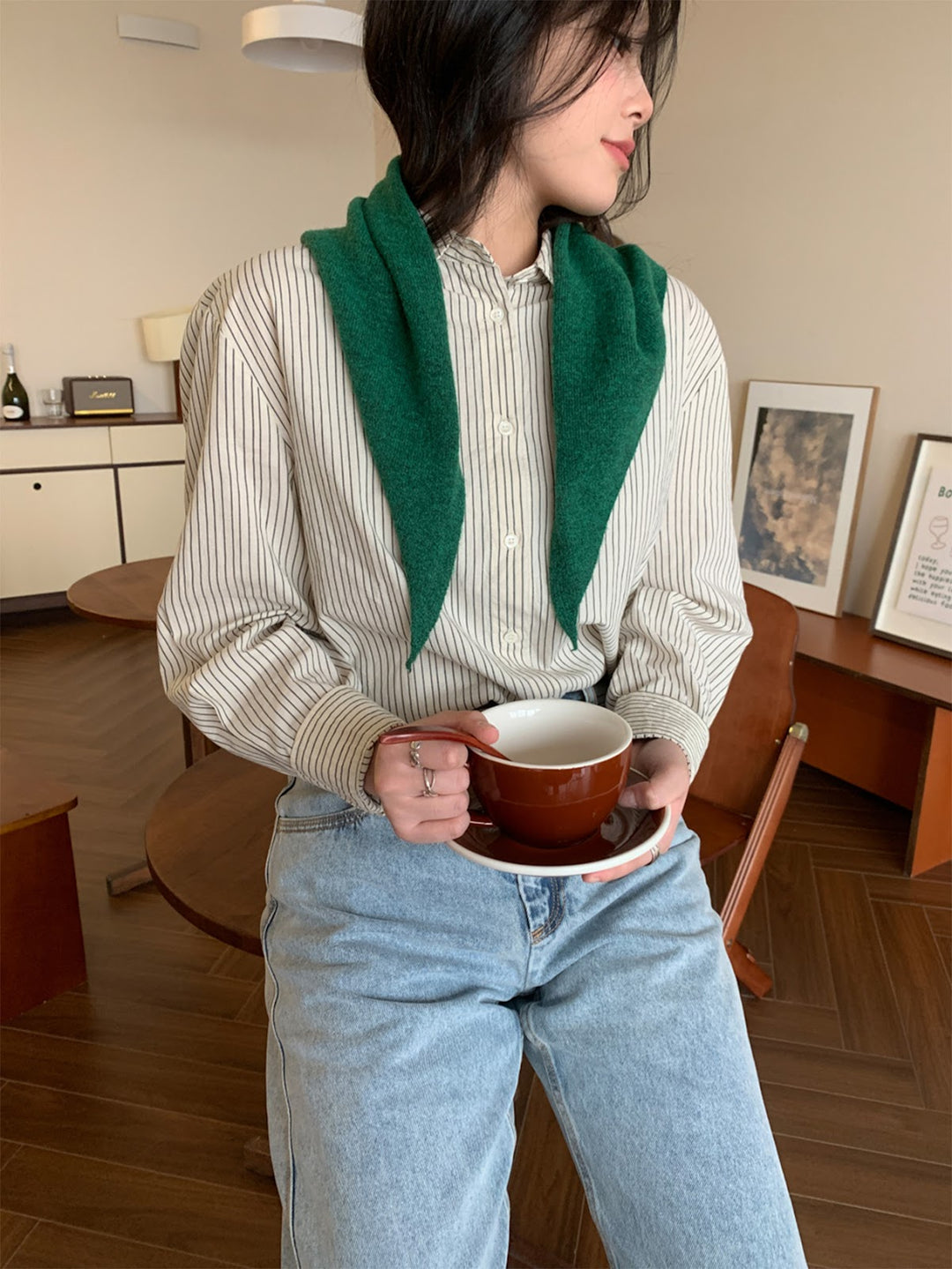 Triangular knit scarf with wool content