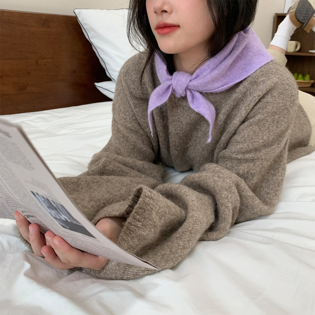 Triangular knit scarf with wool content