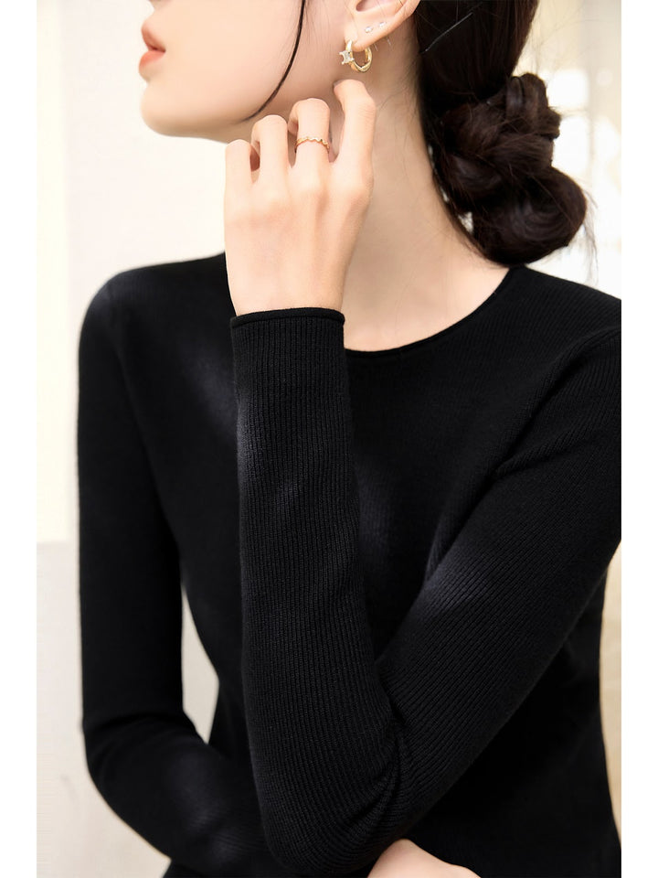 Slim fit knitted sweater with round neck