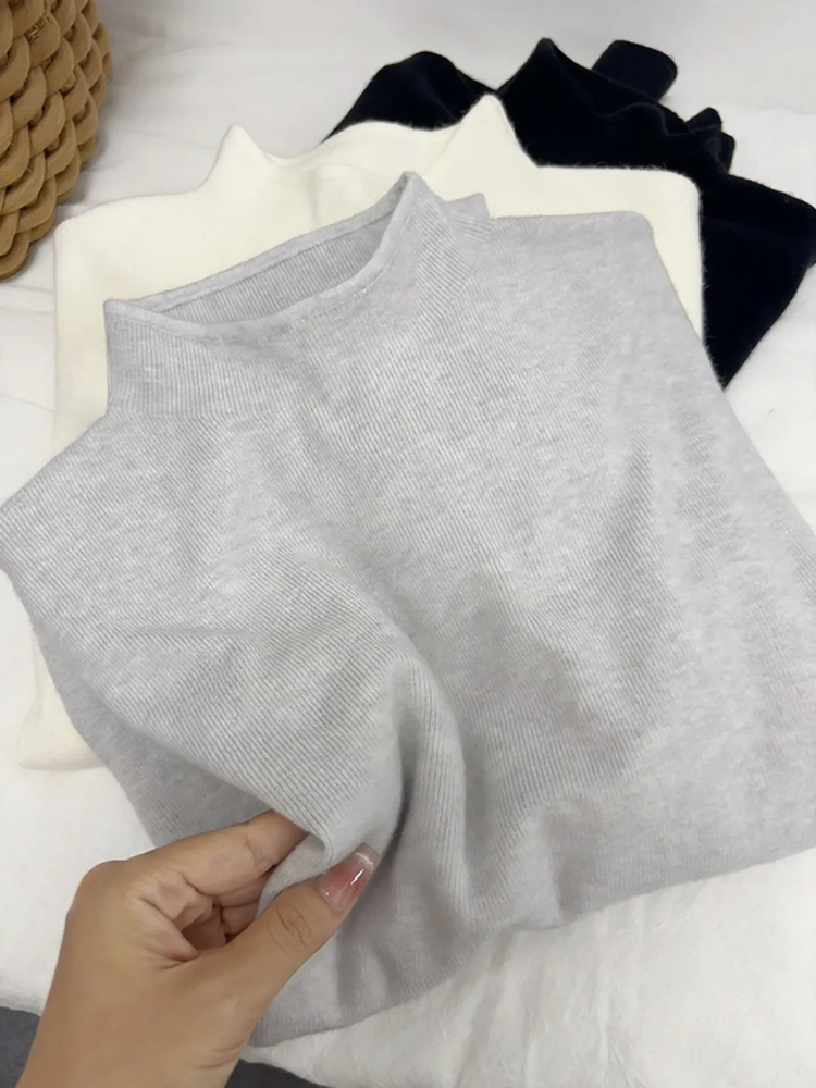 Ladies knitted pullover with stand-up collar, lined