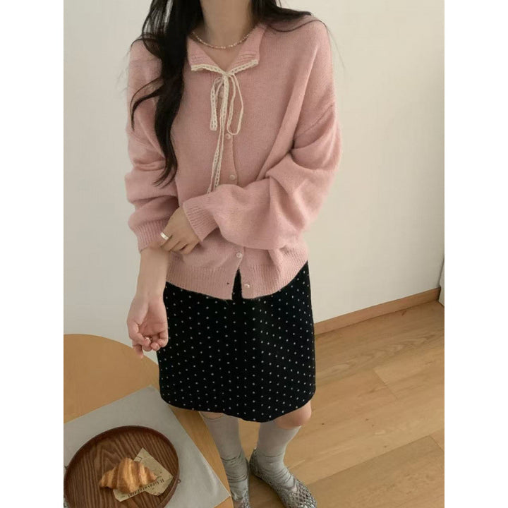 Ladies' cardigan with lace collar and tie string