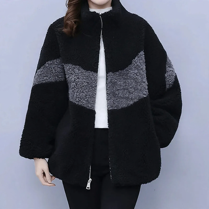 Fashionable coat with lamb fleece inserts