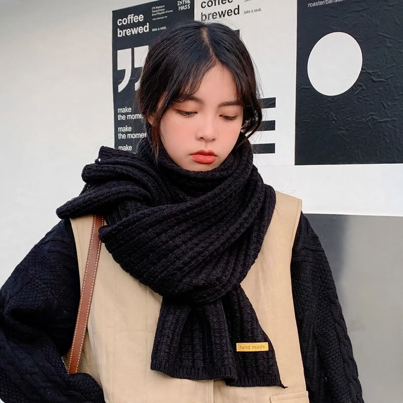 Knitted scarf with houndstooth pattern