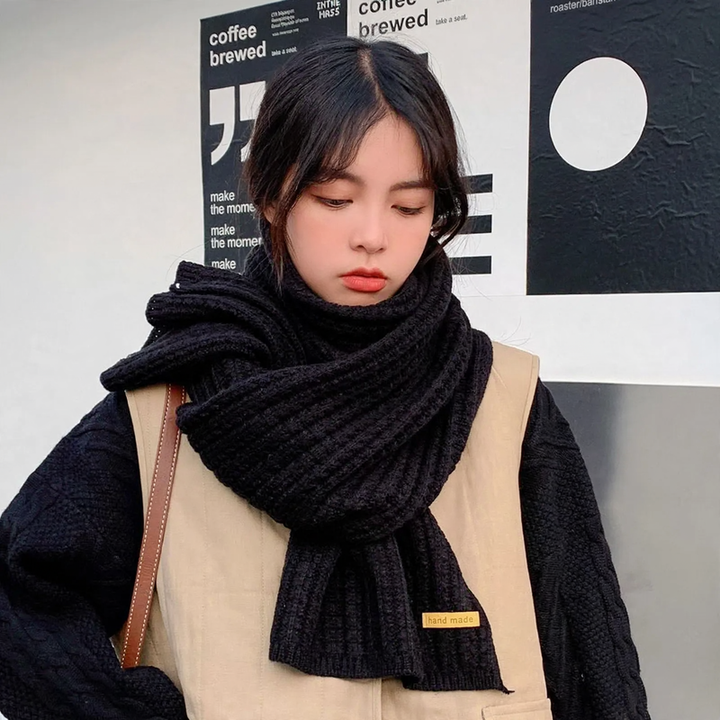 Knitted scarf with houndstooth pattern