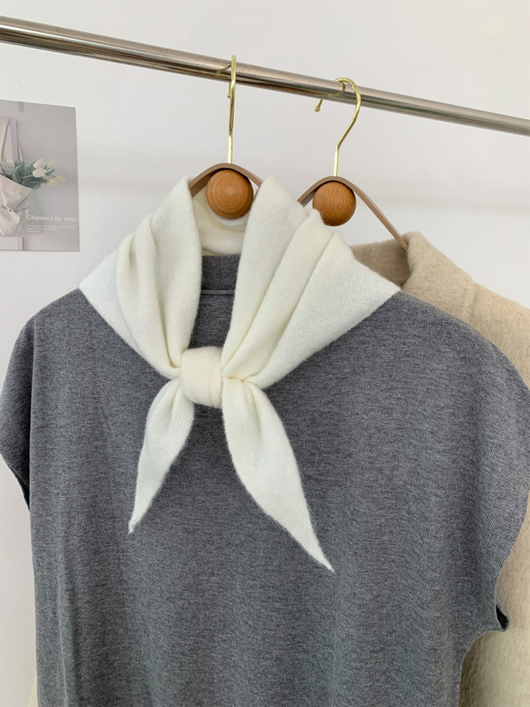 Triangular knit scarf with wool content
