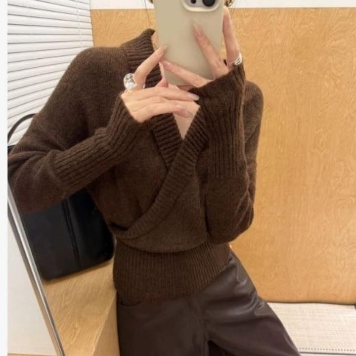 Tailored women's knit sweater in retro style