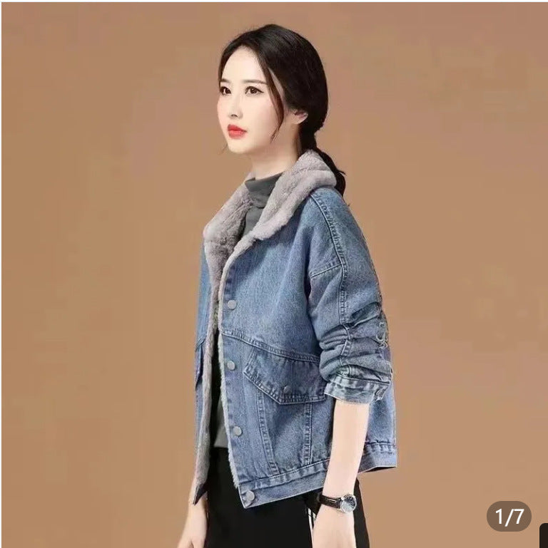 Padded women's jeans jacket with fur collar, short