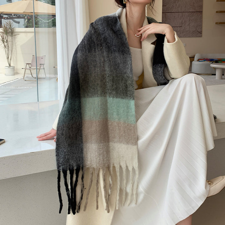 Padded scarf with check pattern and fringes