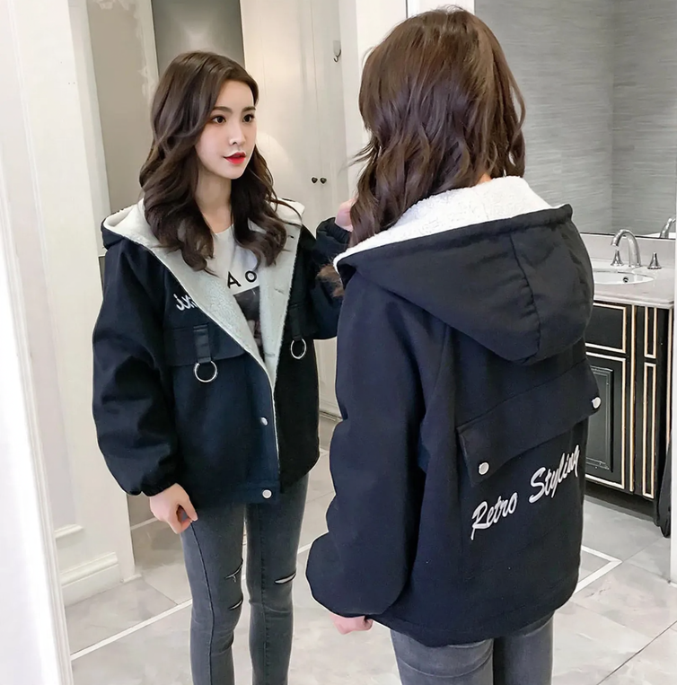 Padded women's jeans jacket with fur collar, short