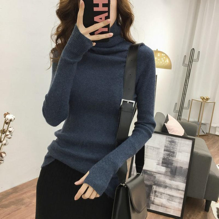 Figure-hugging turtleneck sweater with thumbholes