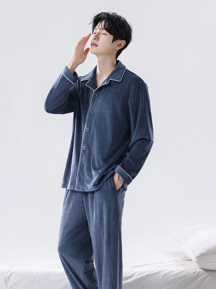 Warmer men's pajamas made of coral fleece