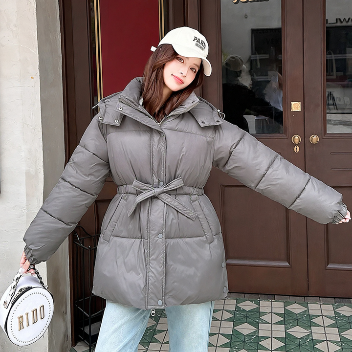 Loose, padded women's coat with waist definition