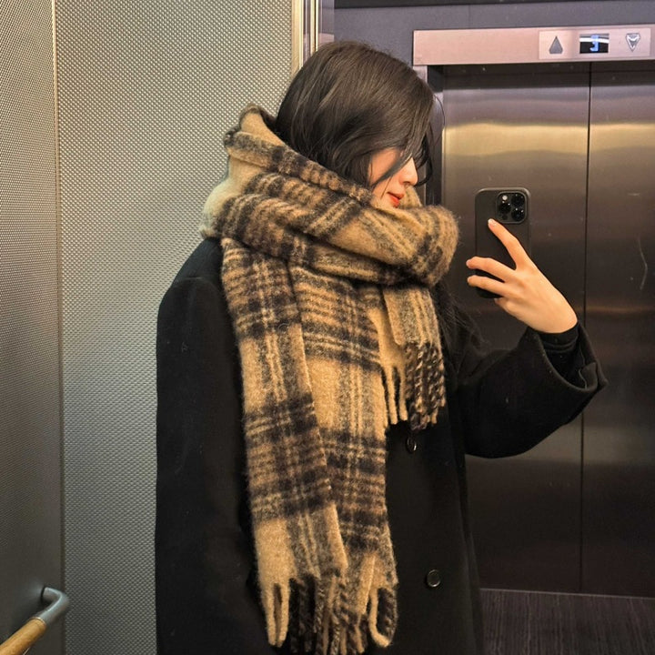 Alpaca wool scarf with check pattern and fringes