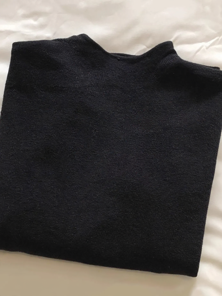 Elegant women's knit sweater with half collar