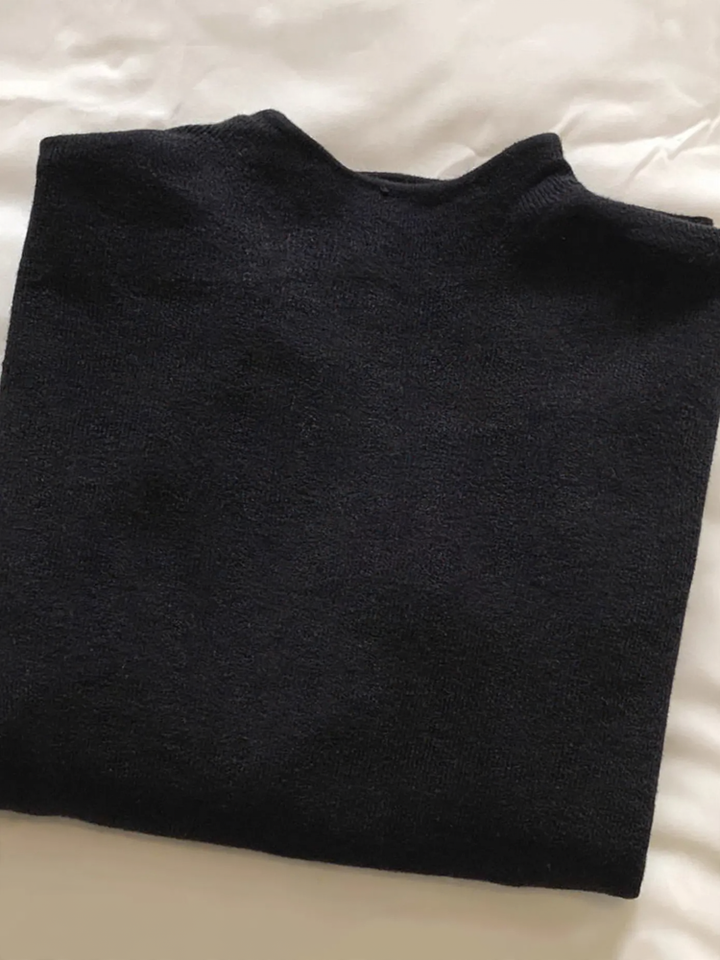 Elegant women's knit sweater with half collar