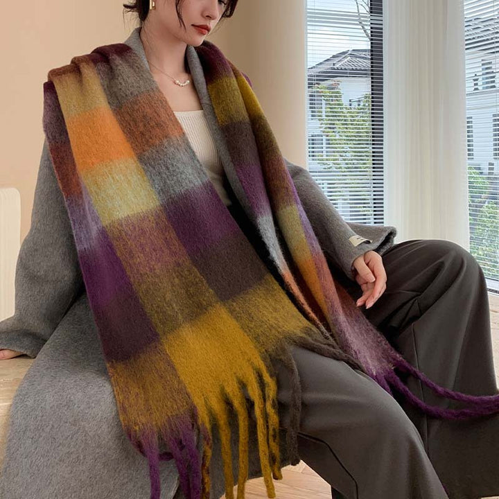 Padded scarf with check pattern and fringes