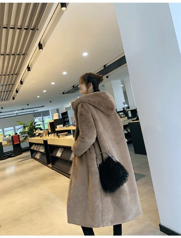 Long women's coat in faux fur with hood