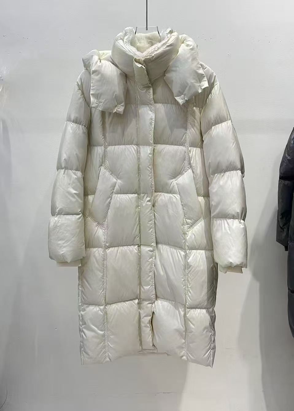 Women’s down coat, mid-length, with lamb fur collar