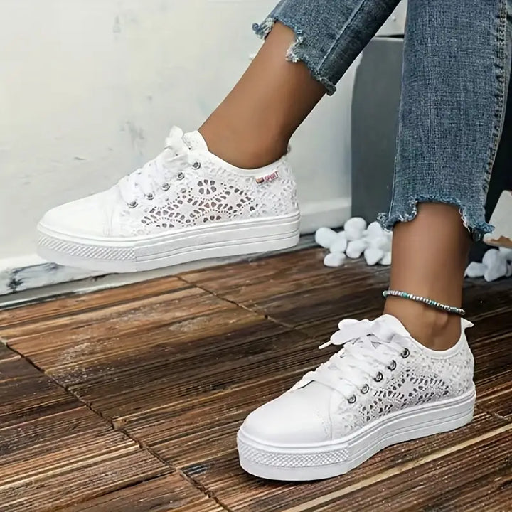 Flat women's sneakers with lace