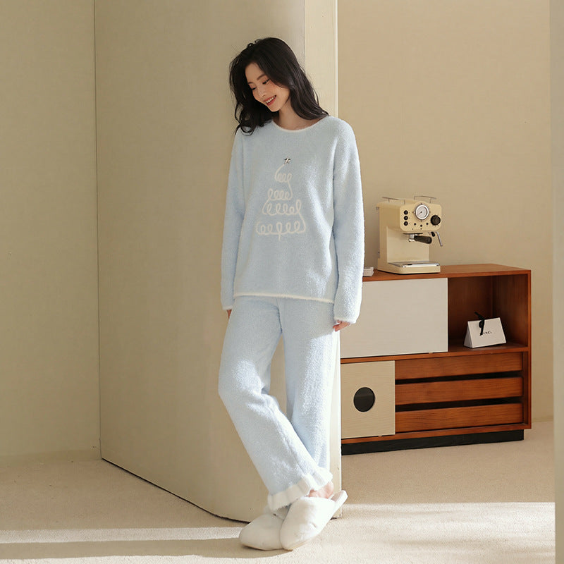 Ladies' house suit made of soft plush