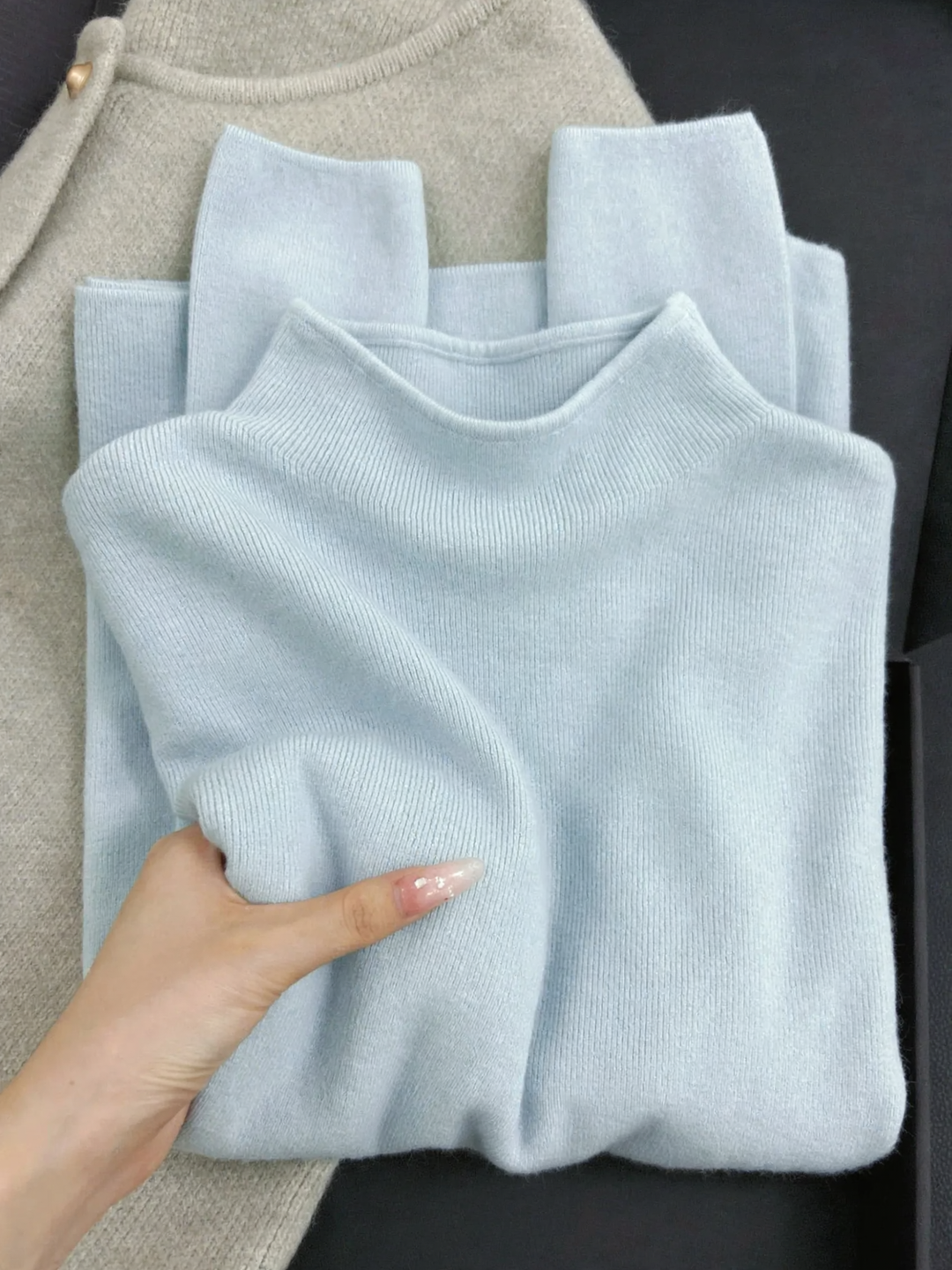 Elegant women's knit sweater with half collar