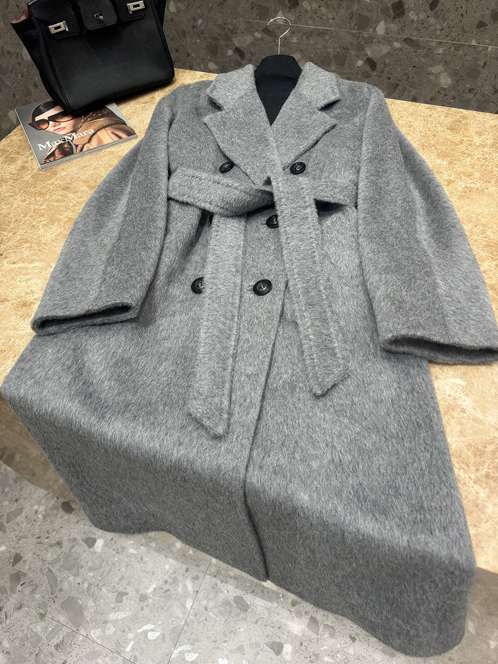 Long women's coat made of alpaca wool, handcrafted